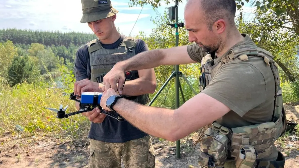 Ukraynalı hərbçilər FPV drona radioelektron mübarizə qurğusu quraşdırır