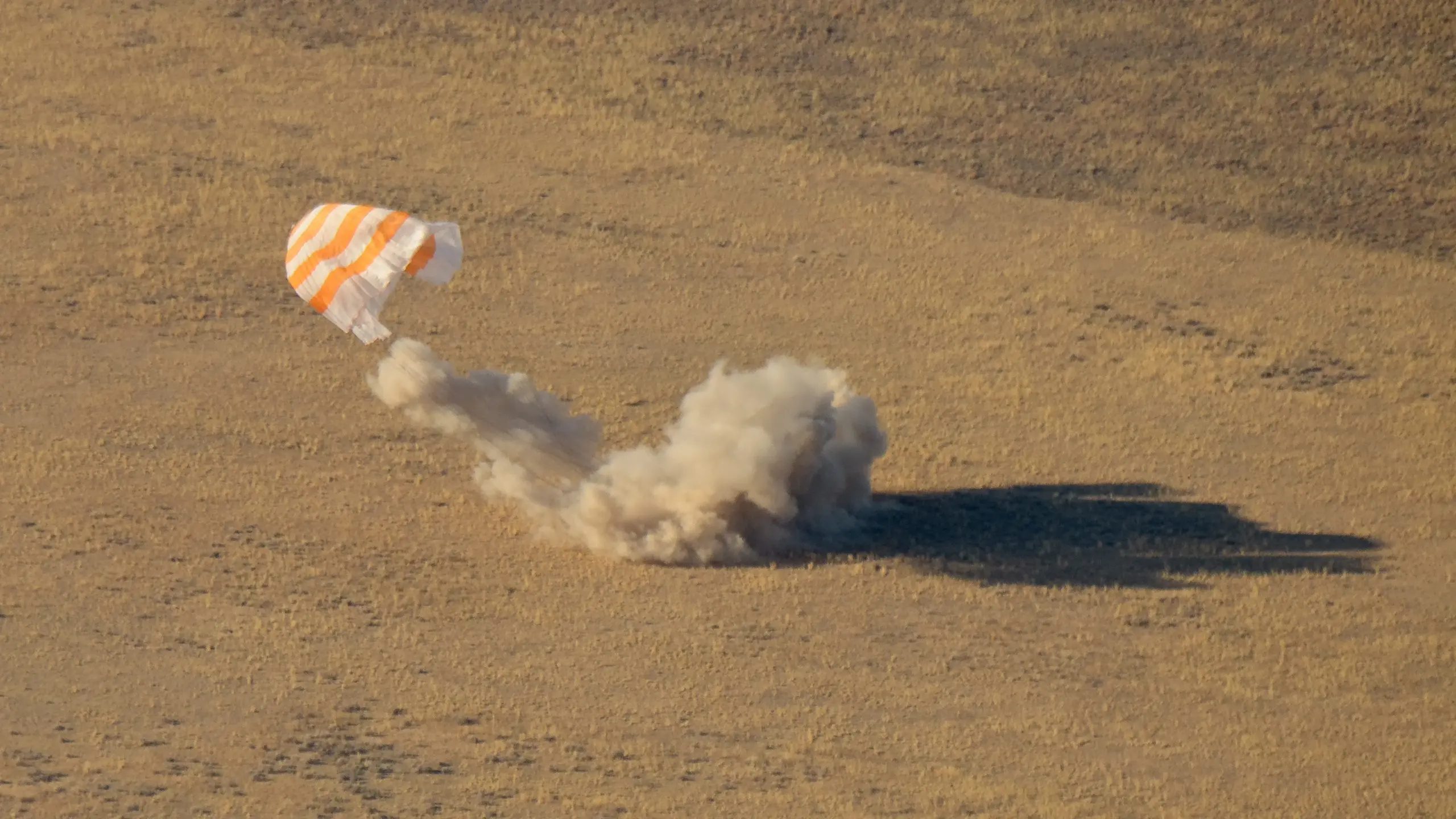 Soyuz kapsulunun Qazaxıstan çölündə paraşütlə enişi