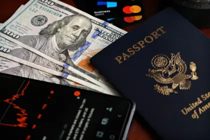 ABŞ pasportu və dollarlar