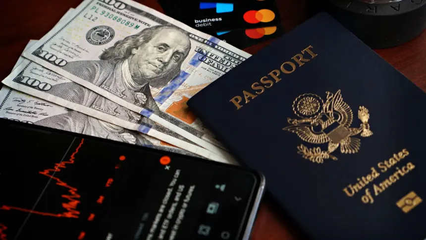 ABŞ pasportu və dollarlar